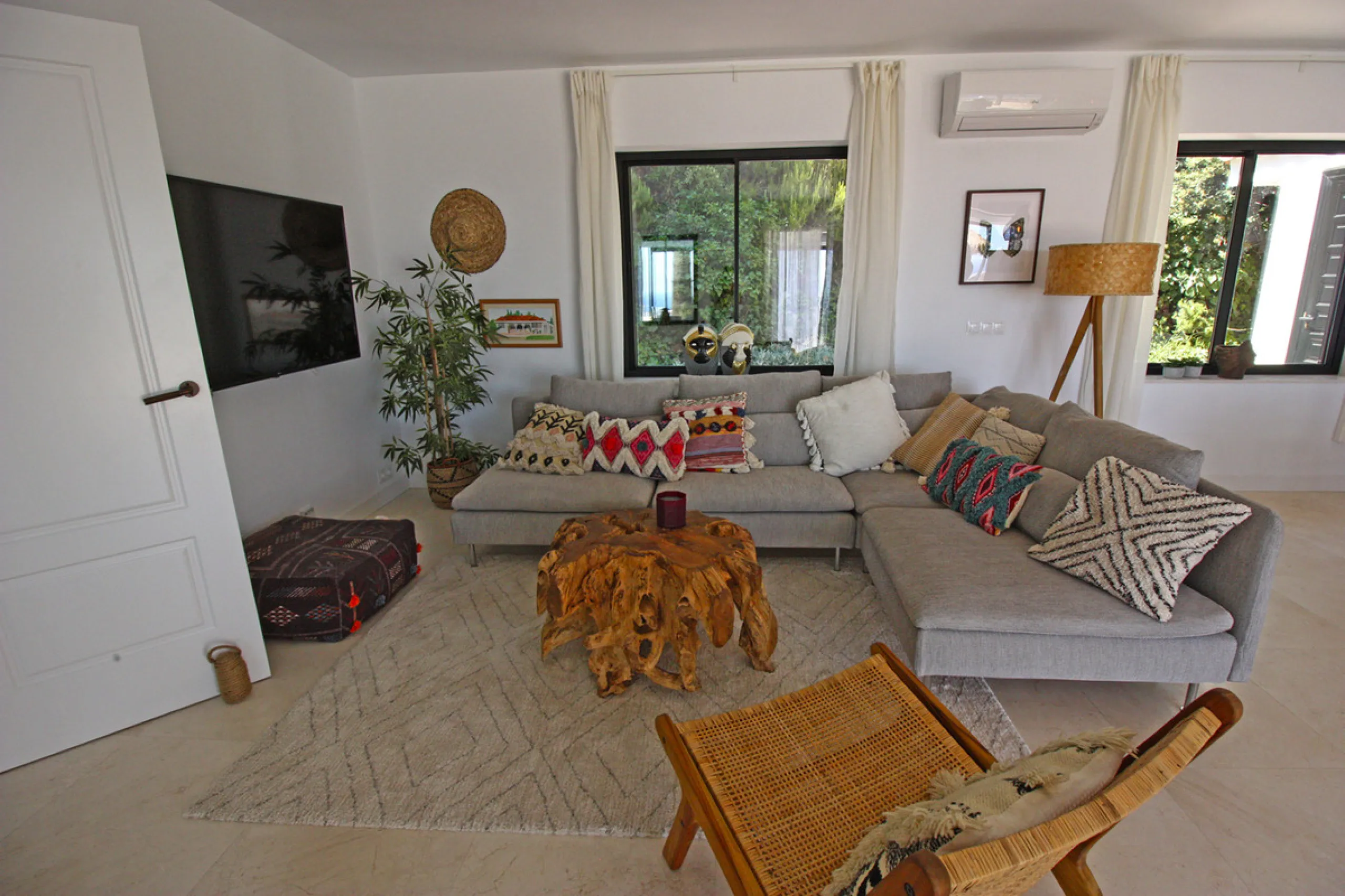 Villa Mariposa, the perfect mix between Scandinavian and Andalusian style. It is one of the most beautiful and practical houses in La Capellanía, with the main house all in one level and with breathtaking sea views from almost everywhere on the plot and i