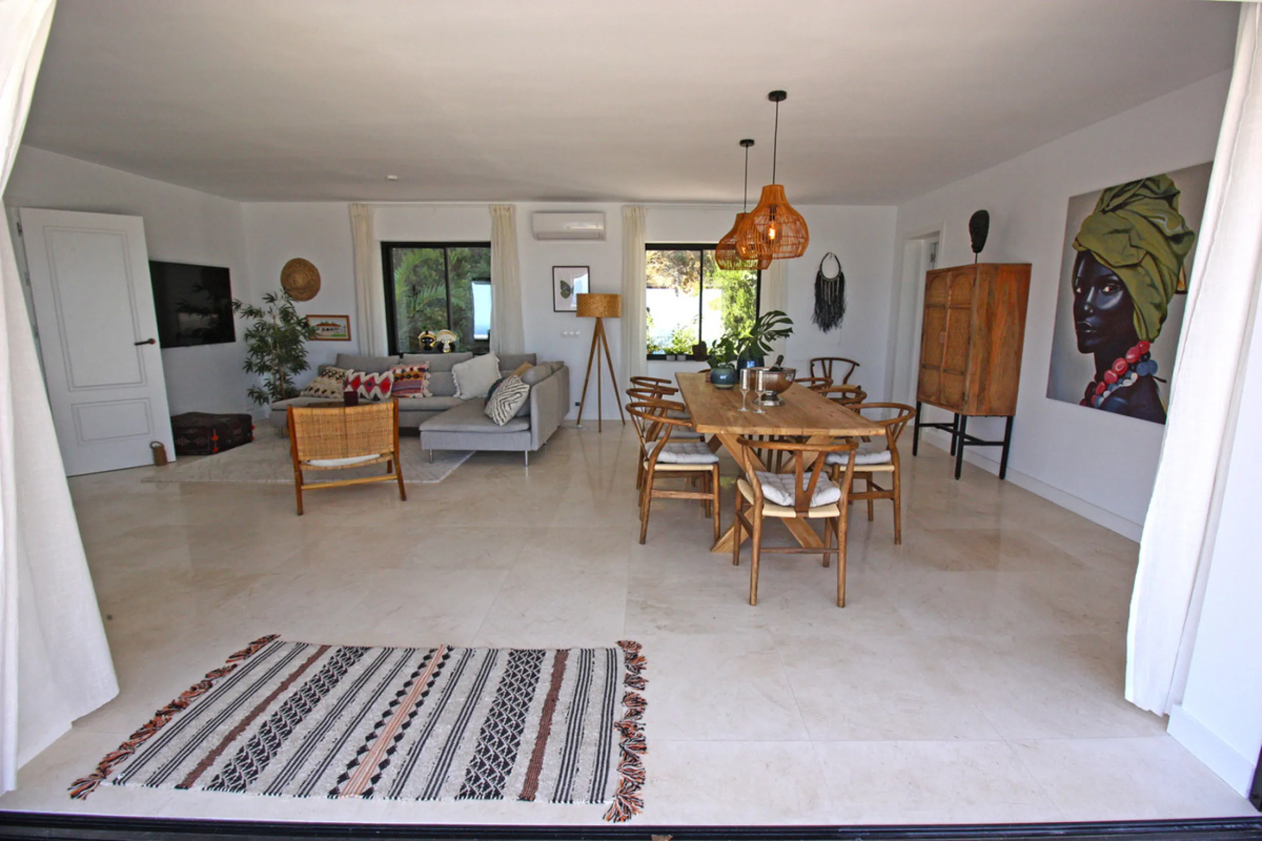 Villa Mariposa, the perfect mix between Scandinavian and Andalusian style. It is one of the most beautiful and practical houses in La Capellanía, with the main house all in one level and with breathtaking sea views from almost everywhere on the plot and i