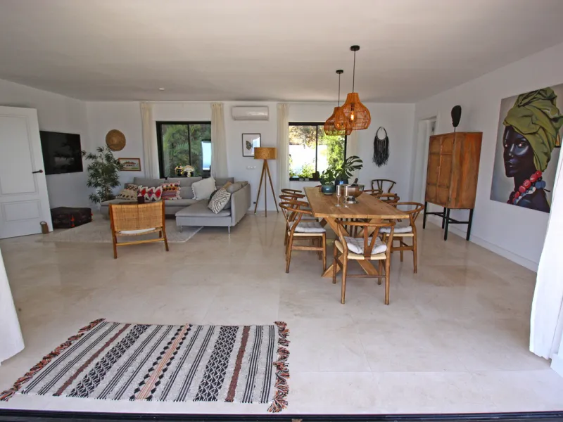 Villa Mariposa, the perfect mix between Scandinavian and Andalusian style. It is one of the most beautiful and practical houses in La Capellanía, with the main house all in one level and with breathtaking sea views from almost everywhere on the plot and i
