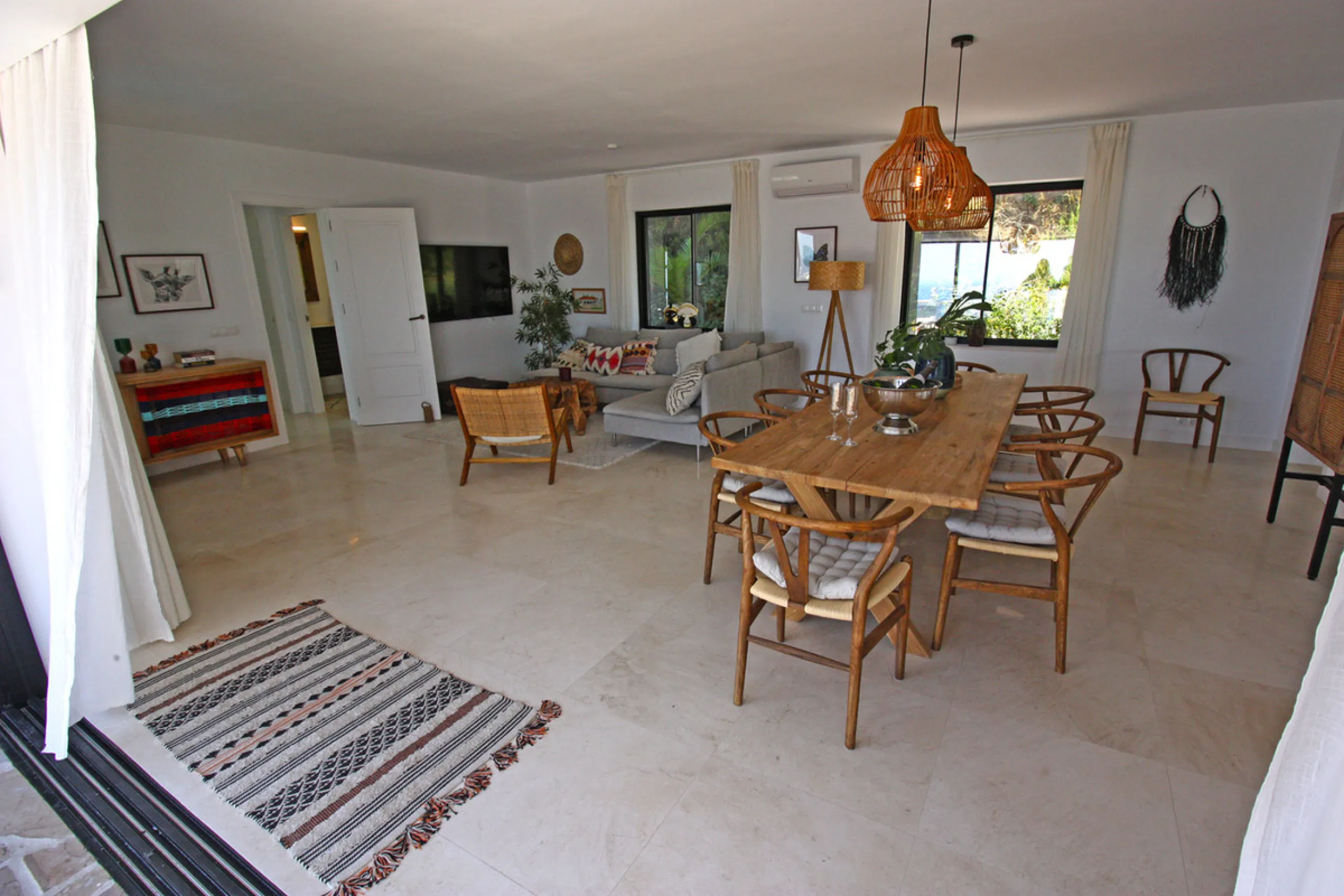 Villa Mariposa, the perfect mix between Scandinavian and Andalusian style. It is one of the most beautiful and practical houses in La Capellanía, with the main house all in one level and with breathtaking sea views from almost everywhere on the plot and i