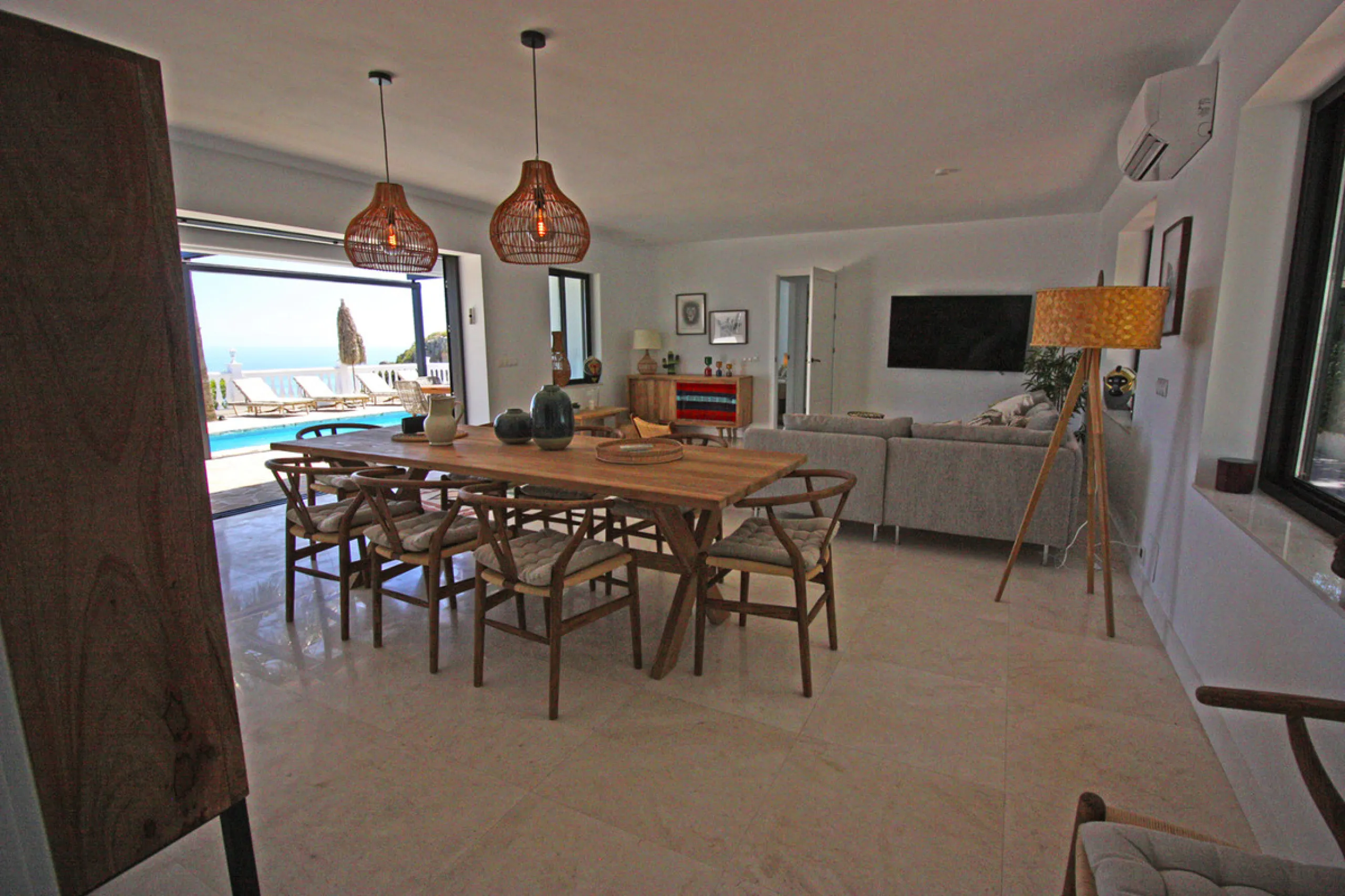 Villa Mariposa, the perfect mix between Scandinavian and Andalusian style. It is one of the most beautiful and practical houses in La Capellanía, with the main house all in one level and with breathtaking sea views from almost everywhere on the plot and i