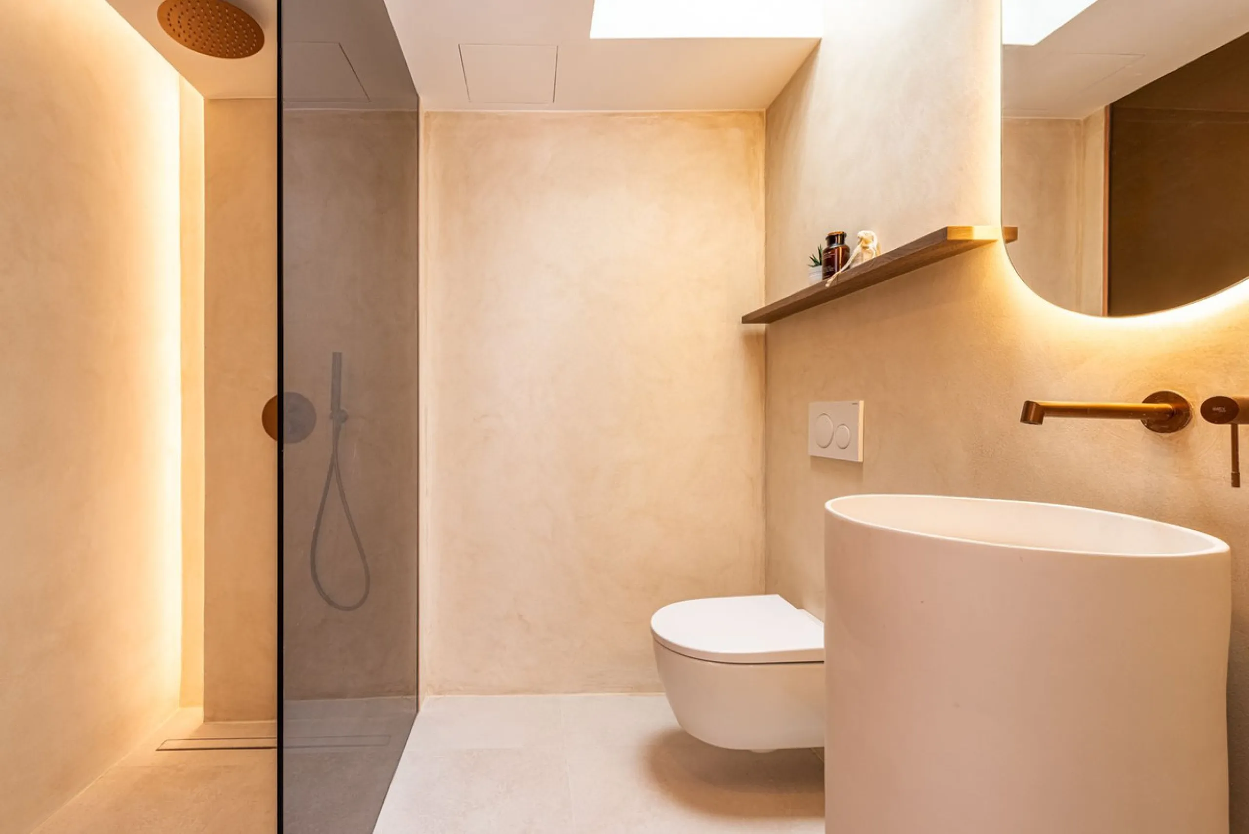 A fully renovated and exceptional townhouse located in the charming and highly sought-after community of La Virginia, on Marbella's prestigious Golden Mile.