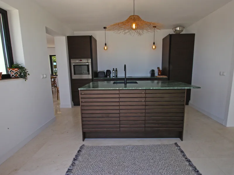 Villa Mariposa, the perfect mix between Scandinavian and Andalusian style. It is one of the most beautiful and practical houses in La Capellanía, with the main house all in one level and with breathtaking sea views from almost everywhere on the plot and i