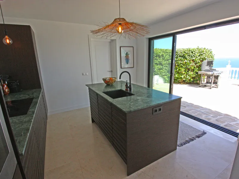 Villa Mariposa, the perfect mix between Scandinavian and Andalusian style. It is one of the most beautiful and practical houses in La Capellanía, with the main house all in one level and with breathtaking sea views from almost everywhere on the plot and i