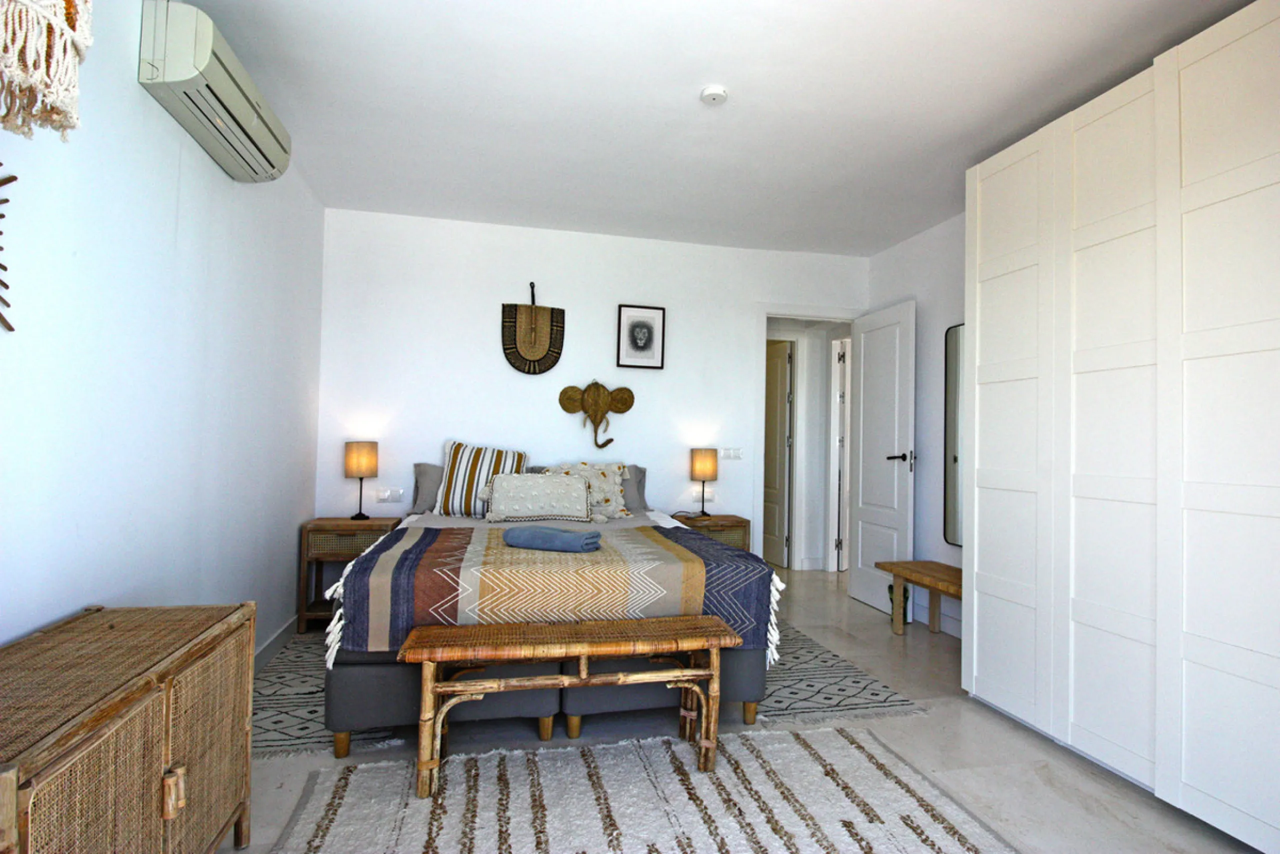 Villa Mariposa, the perfect mix between Scandinavian and Andalusian style. It is one of the most beautiful and practical houses in La Capellanía, with the main house all in one level and with breathtaking sea views from almost everywhere on the plot and i