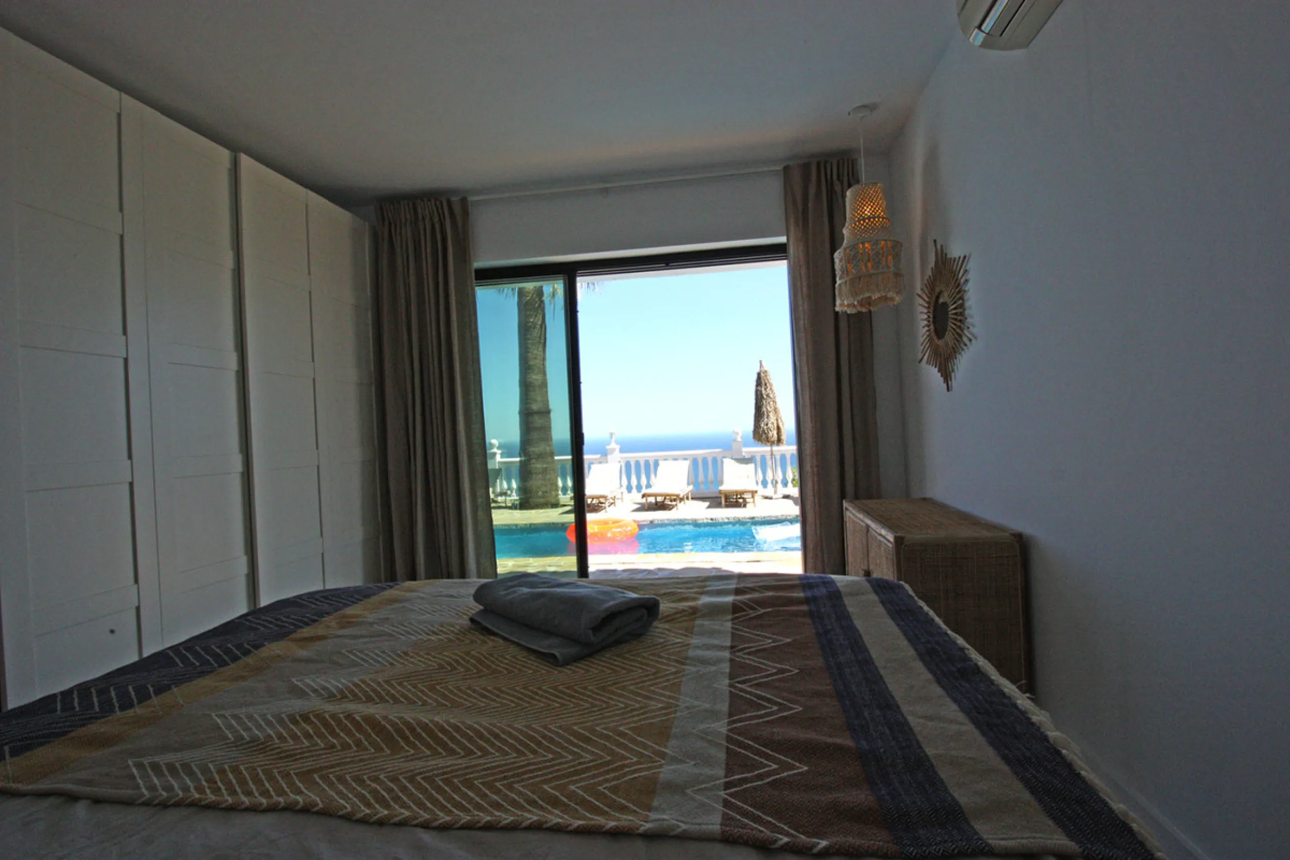 Villa Mariposa, the perfect mix between Scandinavian and Andalusian style. It is one of the most beautiful and practical houses in La Capellanía, with the main house all in one level and with breathtaking sea views from almost everywhere on the plot and i