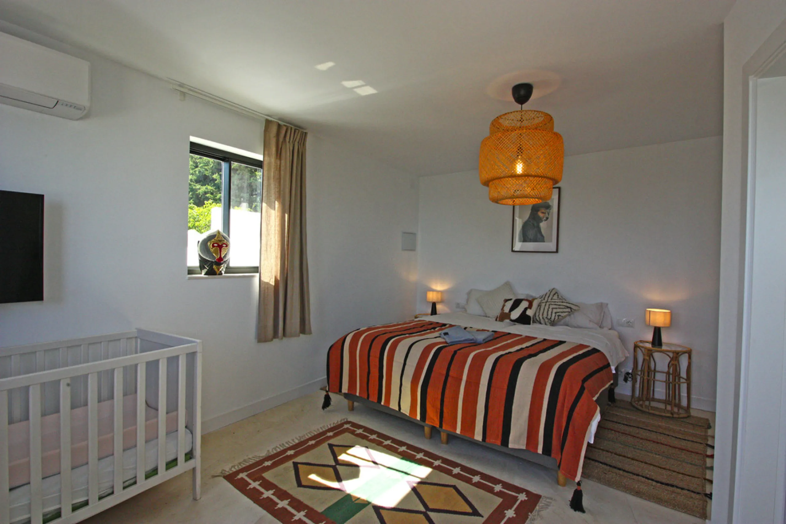 Villa Mariposa, the perfect mix between Scandinavian and Andalusian style. It is one of the most beautiful and practical houses in La Capellanía, with the main house all in one level and with breathtaking sea views from almost everywhere on the plot and i