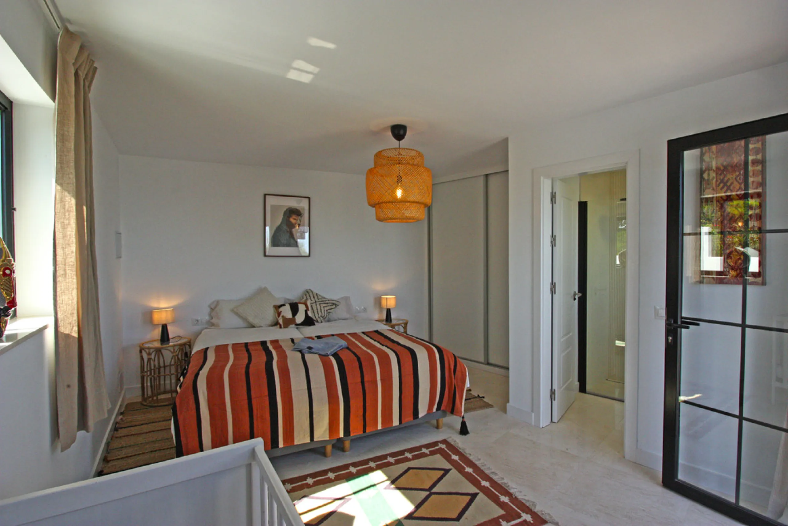 Villa Mariposa, the perfect mix between Scandinavian and Andalusian style. It is one of the most beautiful and practical houses in La Capellanía, with the main house all in one level and with breathtaking sea views from almost everywhere on the plot and i
