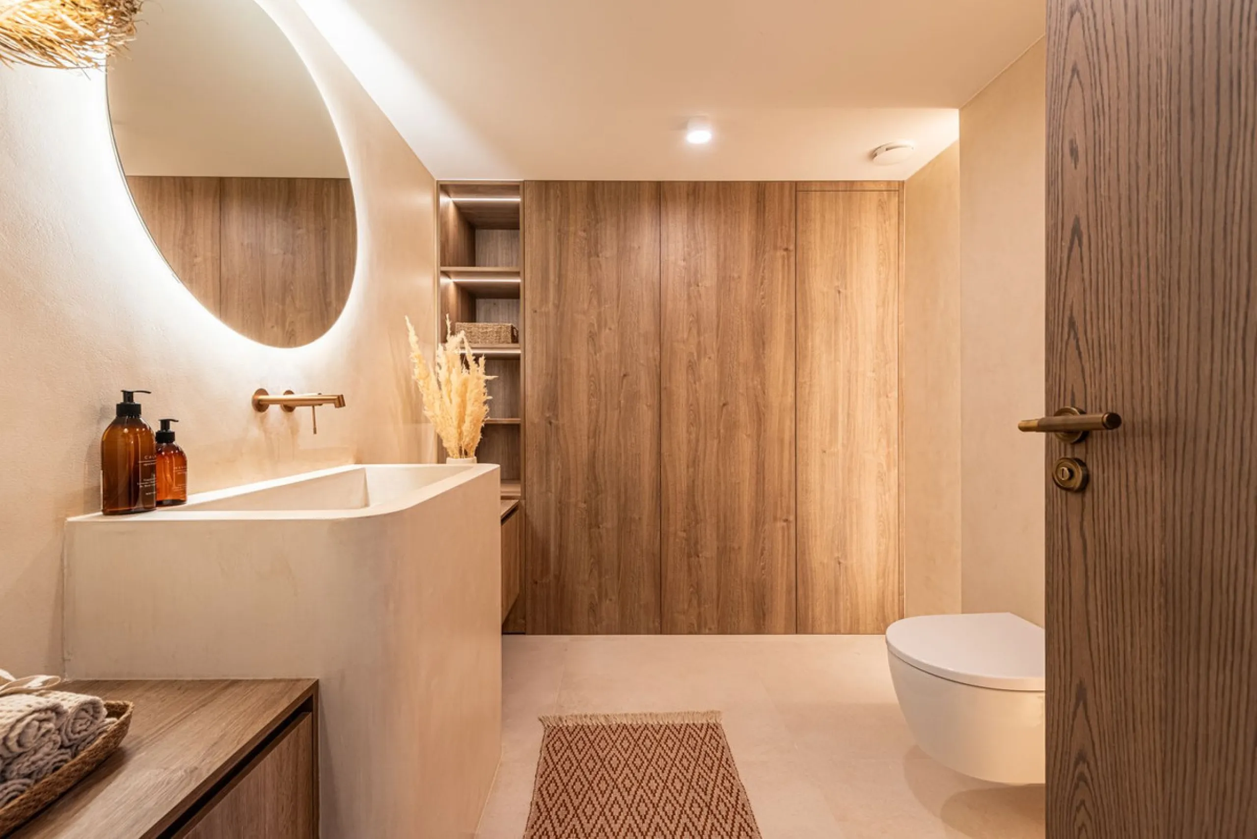 A fully renovated and exceptional townhouse located in the charming and highly sought-after community of La Virginia, on Marbella's prestigious Golden Mile.