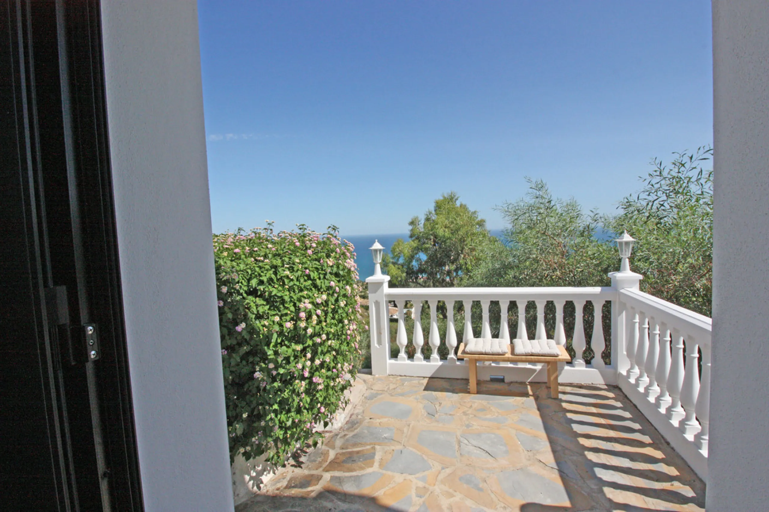 Villa Mariposa, the perfect mix between Scandinavian and Andalusian style. It is one of the most beautiful and practical houses in La Capellanía, with the main house all in one level and with breathtaking sea views from almost everywhere on the plot and i