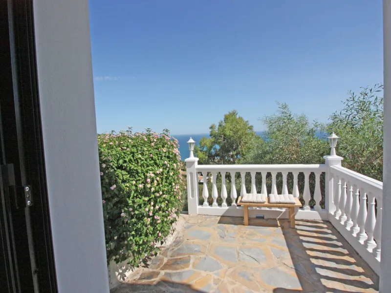 Villa Mariposa, the perfect mix between Scandinavian and Andalusian style. It is one of the most beautiful and practical houses in La Capellanía, with the main house all in one level and with breathtaking sea views from almost everywhere on the plot and i