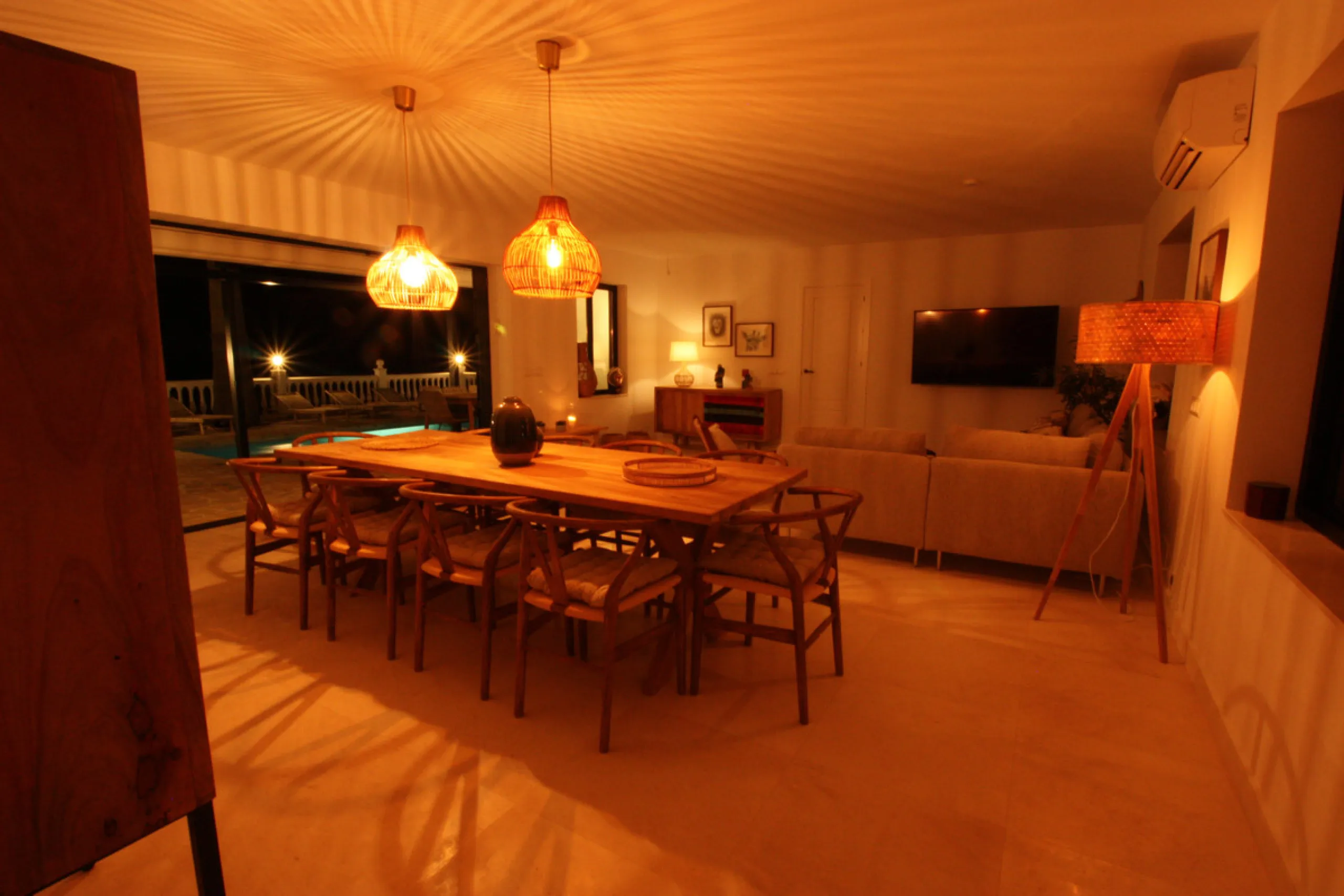 Villa Mariposa, the perfect mix between Scandinavian and Andalusian style. It is one of the most beautiful and practical houses in La Capellanía, with the main house all in one level and with breathtaking sea views from almost everywhere on the plot and i