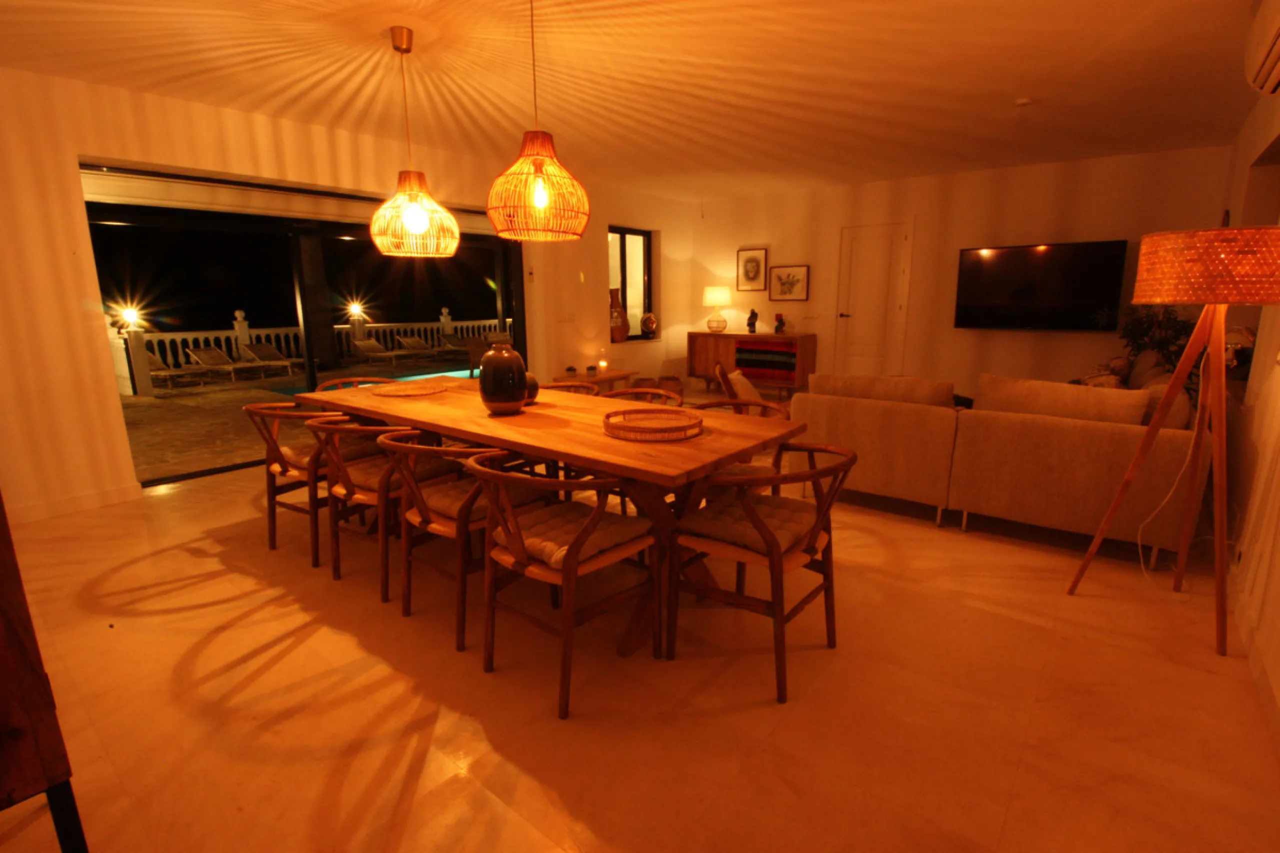 Villa Mariposa, the perfect mix between Scandinavian and Andalusian style. It is one of the most beautiful and practical houses in La Capellanía, with the main house all in one level and with breathtaking sea views from almost everywhere on the plot and i