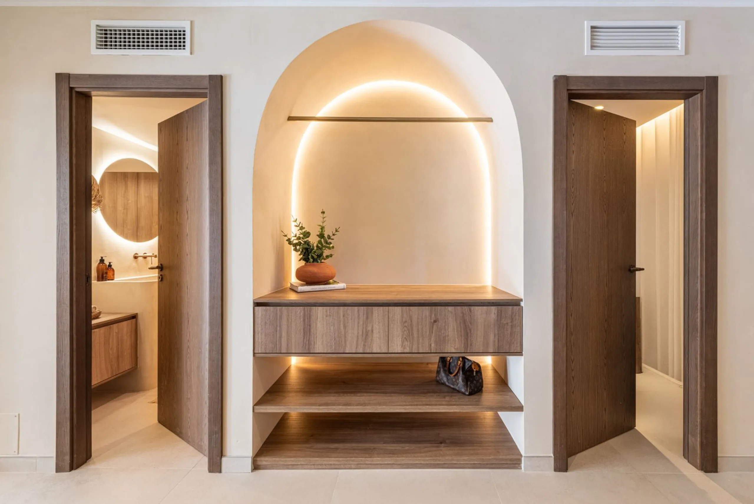 A fully renovated and exceptional townhouse located in the charming and highly sought-after community of La Virginia, on Marbella's prestigious Golden Mile.