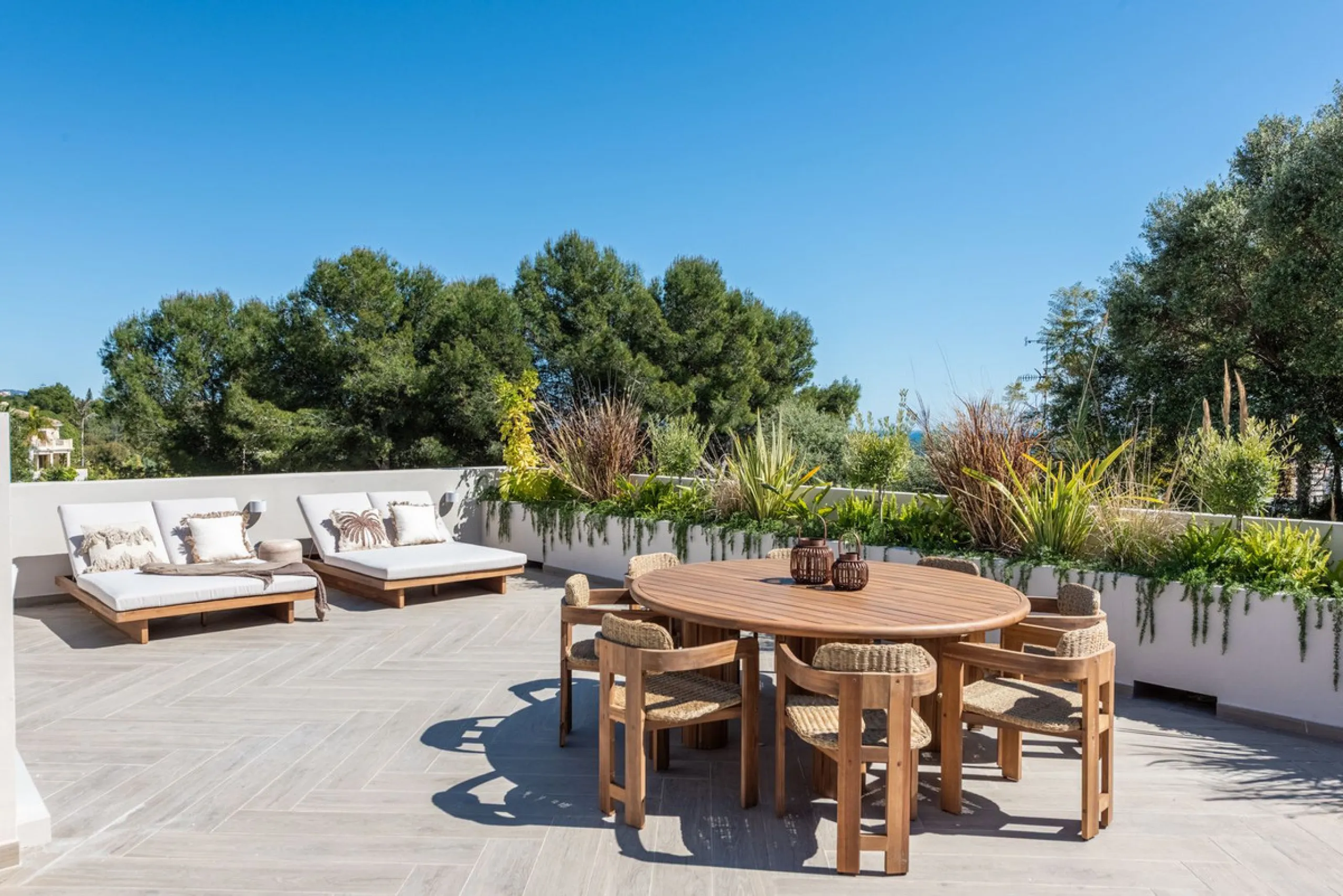 A fully renovated and exceptional townhouse located in the charming and highly sought-after community of La Virginia, on Marbella's prestigious Golden Mile.