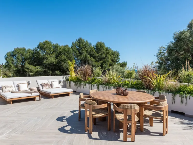 A fully renovated and exceptional townhouse located in the charming and highly sought-after community of La Virginia, on Marbella's prestigious Golden Mile.