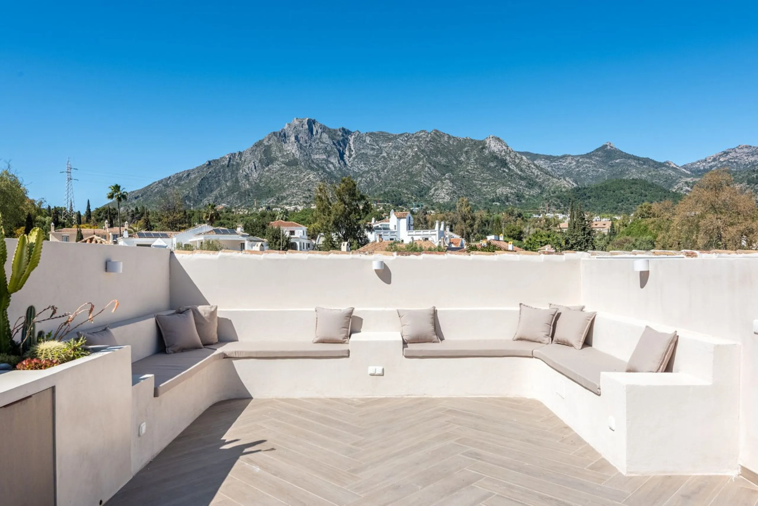 A fully renovated and exceptional townhouse located in the charming and highly sought-after community of La Virginia, on Marbella's prestigious Golden Mile.