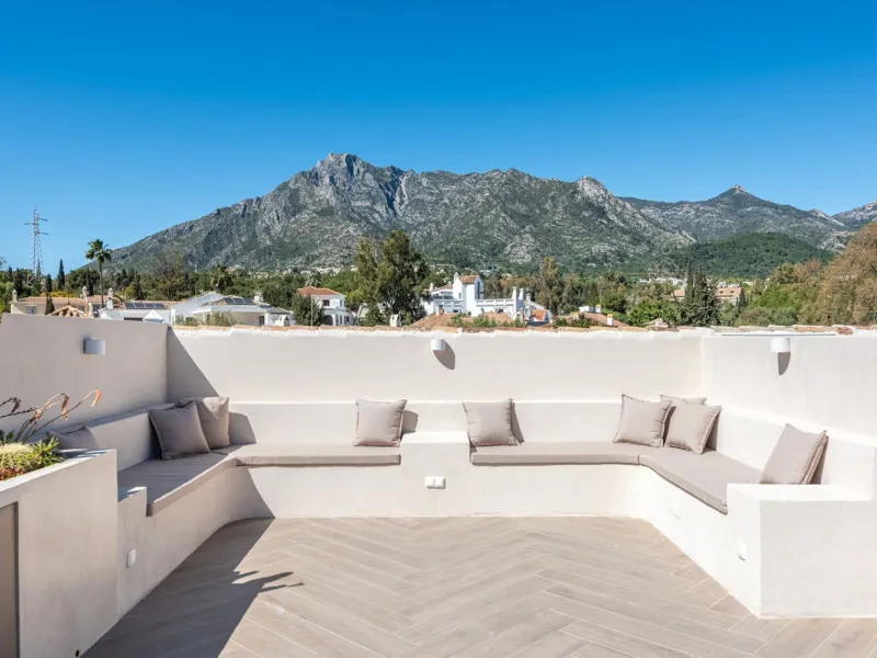 A fully renovated and exceptional townhouse located in the charming and highly sought-after community of La Virginia, on Marbella's prestigious Golden Mile.