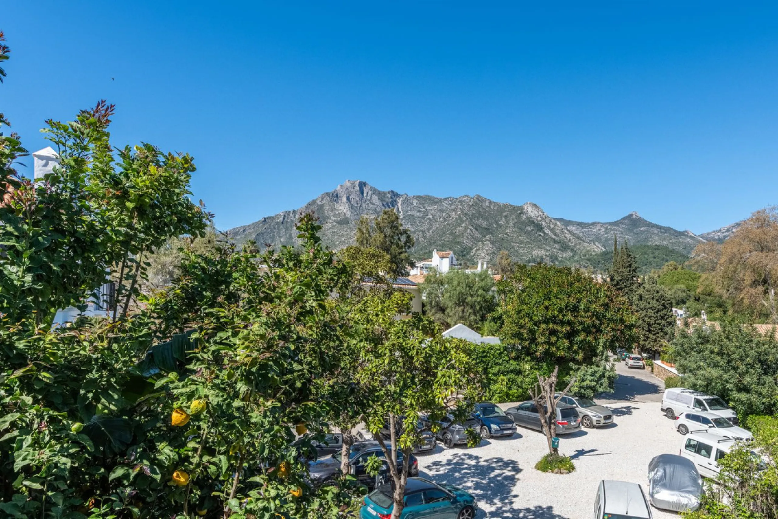 A fully renovated and exceptional townhouse located in the charming and highly sought-after community of La Virginia, on Marbella's prestigious Golden Mile.