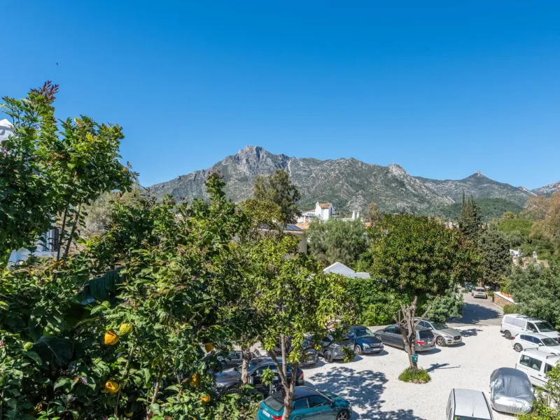 A fully renovated and exceptional townhouse located in the charming and highly sought-after community of La Virginia, on Marbella's prestigious Golden Mile.