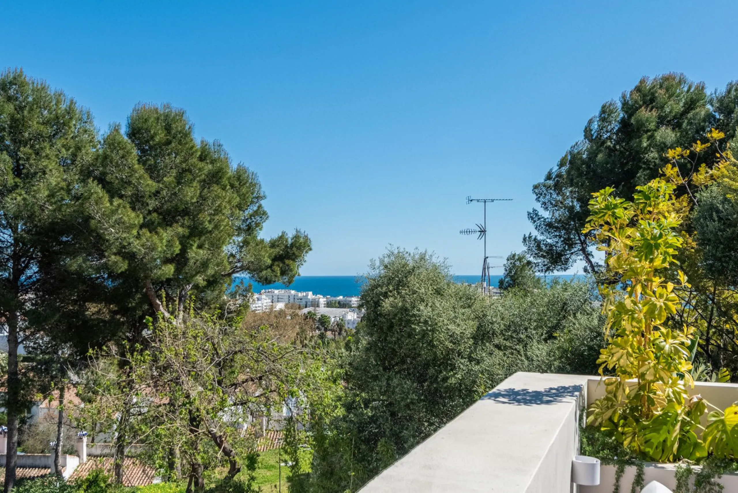 A fully renovated and exceptional townhouse located in the charming and highly sought-after community of La Virginia, on Marbella's prestigious Golden Mile.