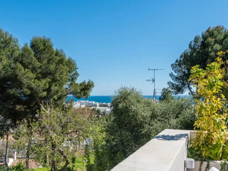 A fully renovated and exceptional townhouse located in the charming and highly sought-after community of La Virginia, on Marbella's prestigious Golden Mile.