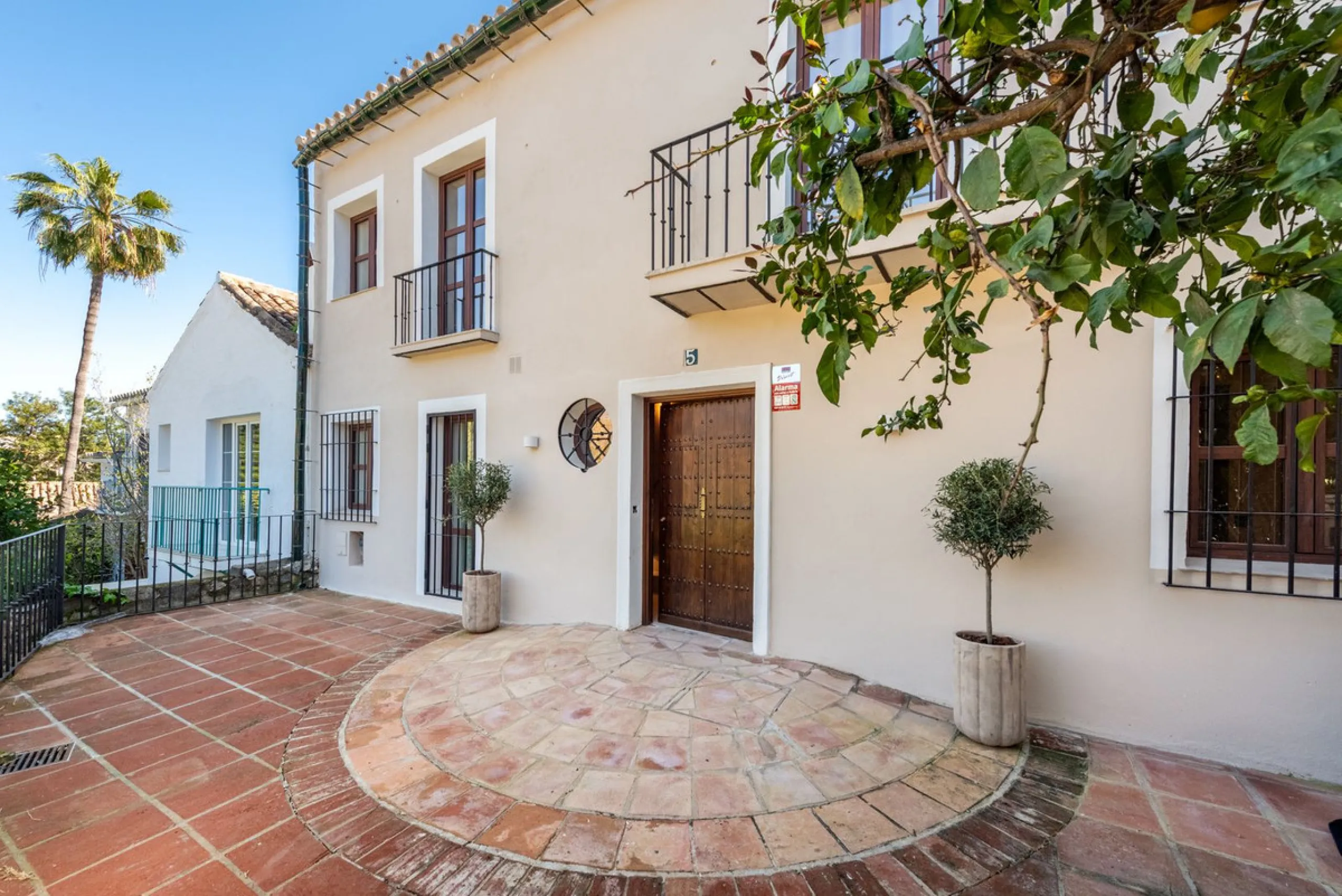 A fully renovated and exceptional townhouse located in the charming and highly sought-after community of La Virginia, on Marbella's prestigious Golden Mile.