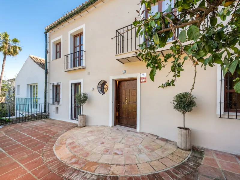 A fully renovated and exceptional townhouse located in the charming and highly sought-after community of La Virginia, on Marbella's prestigious Golden Mile.