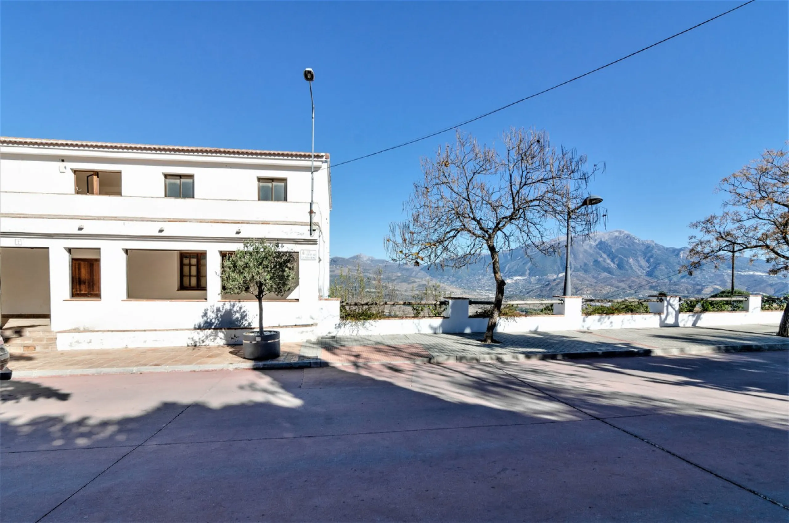 Great investment opportunity. The property is located in one of the most beautiful countryside areas of Andalusia, right next to the Viñuela's lake and close to the Natural Park Sierra Tejada-Almijara in the Axarquia, surrounded by the white villages. The