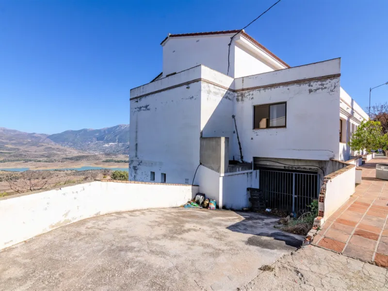 Great investment opportunity. The property is located in one of the most beautiful countryside areas of Andalusia, right next to the Viñuela's lake and close to the Natural Park Sierra Tejada-Almijara in the Axarquia, surrounded by the white villages. The