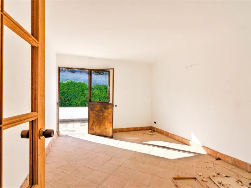 Great investment opportunity. The property is located in one of the most beautiful countryside areas of Andalusia, right next to the Viñuela's lake and close to the Natural Park Sierra Tejada-Almijara in the Axarquia, surrounded by the white villages. The