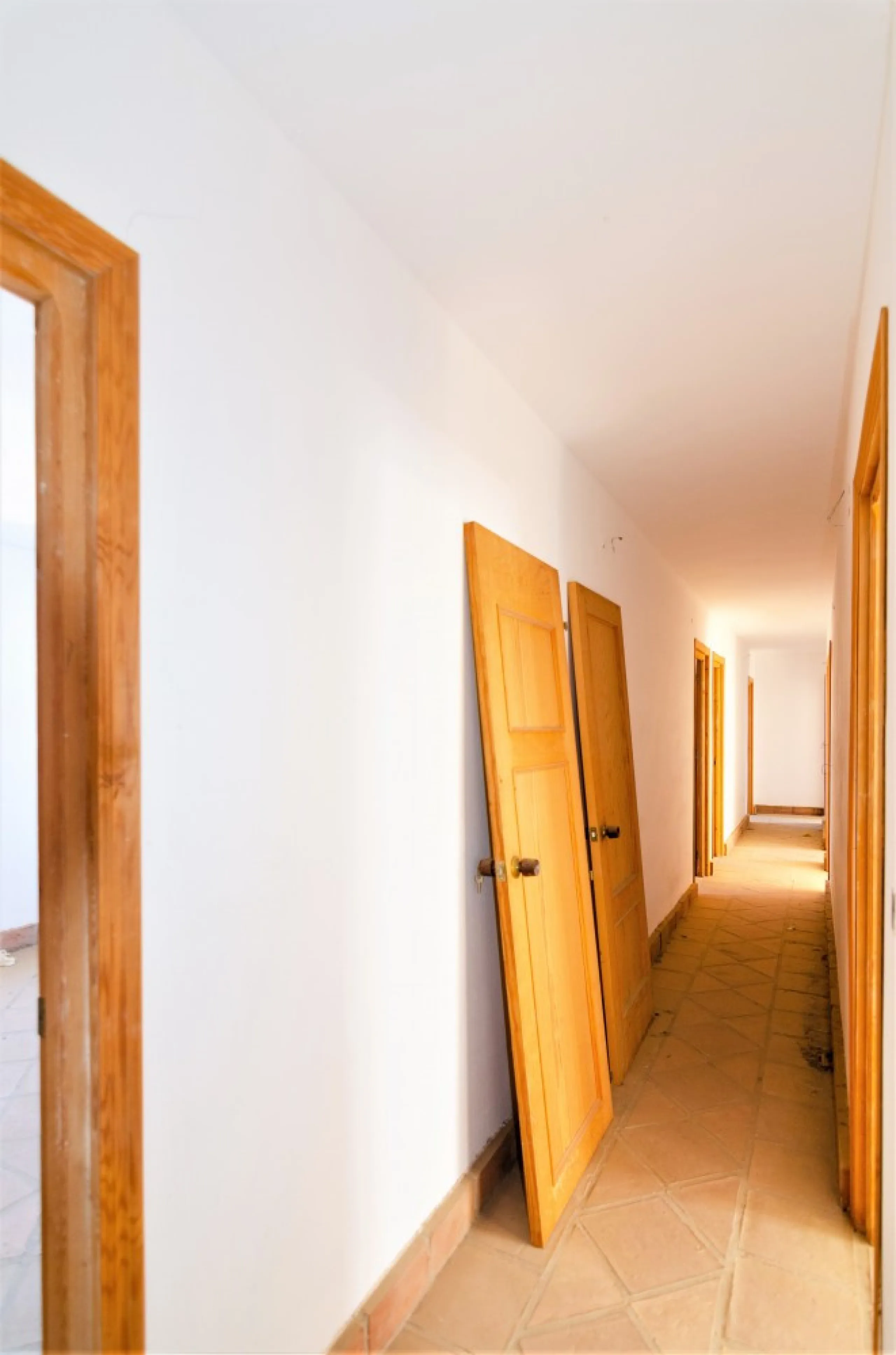 Great investment opportunity. The property is located in one of the most beautiful countryside areas of Andalusia, right next to the Viñuela's lake and close to the Natural Park Sierra Tejada-Almijara in the Axarquia, surrounded by the white villages. The