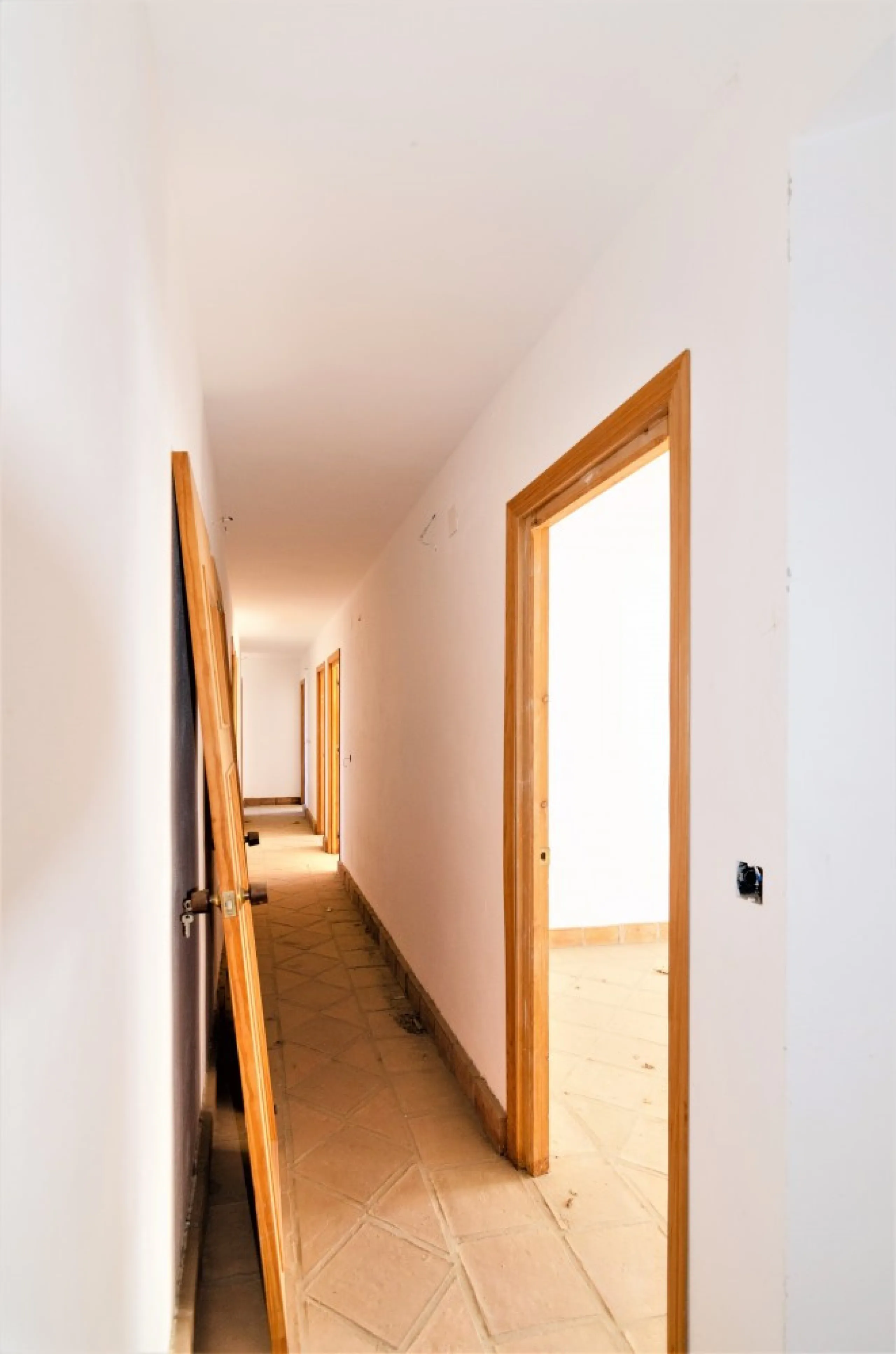 Great investment opportunity. The property is located in one of the most beautiful countryside areas of Andalusia, right next to the Viñuela's lake and close to the Natural Park Sierra Tejada-Almijara in the Axarquia, surrounded by the white villages. The