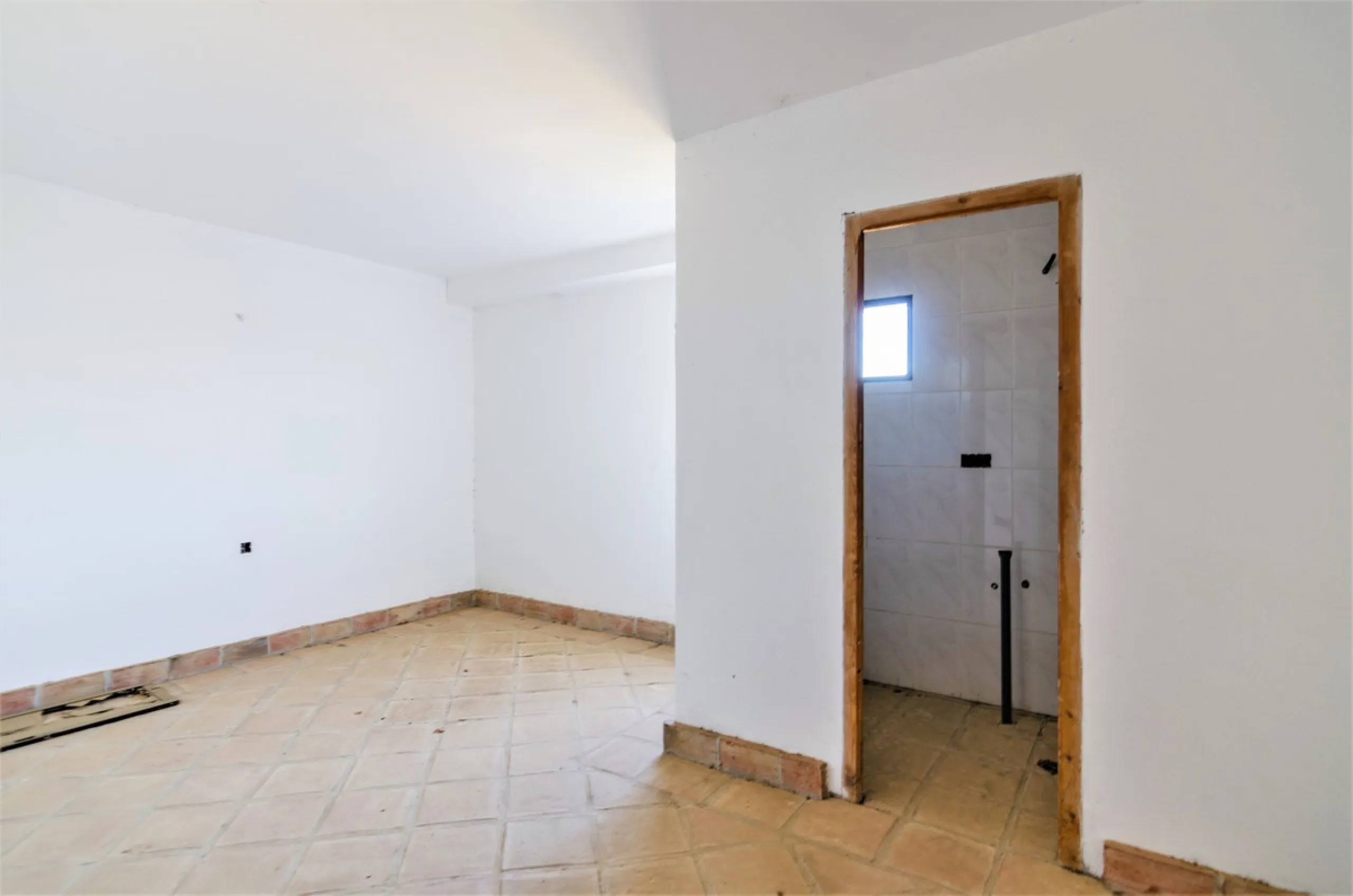 Great investment opportunity. The property is located in one of the most beautiful countryside areas of Andalusia, right next to the Viñuela's lake and close to the Natural Park Sierra Tejada-Almijara in the Axarquia, surrounded by the white villages. The
