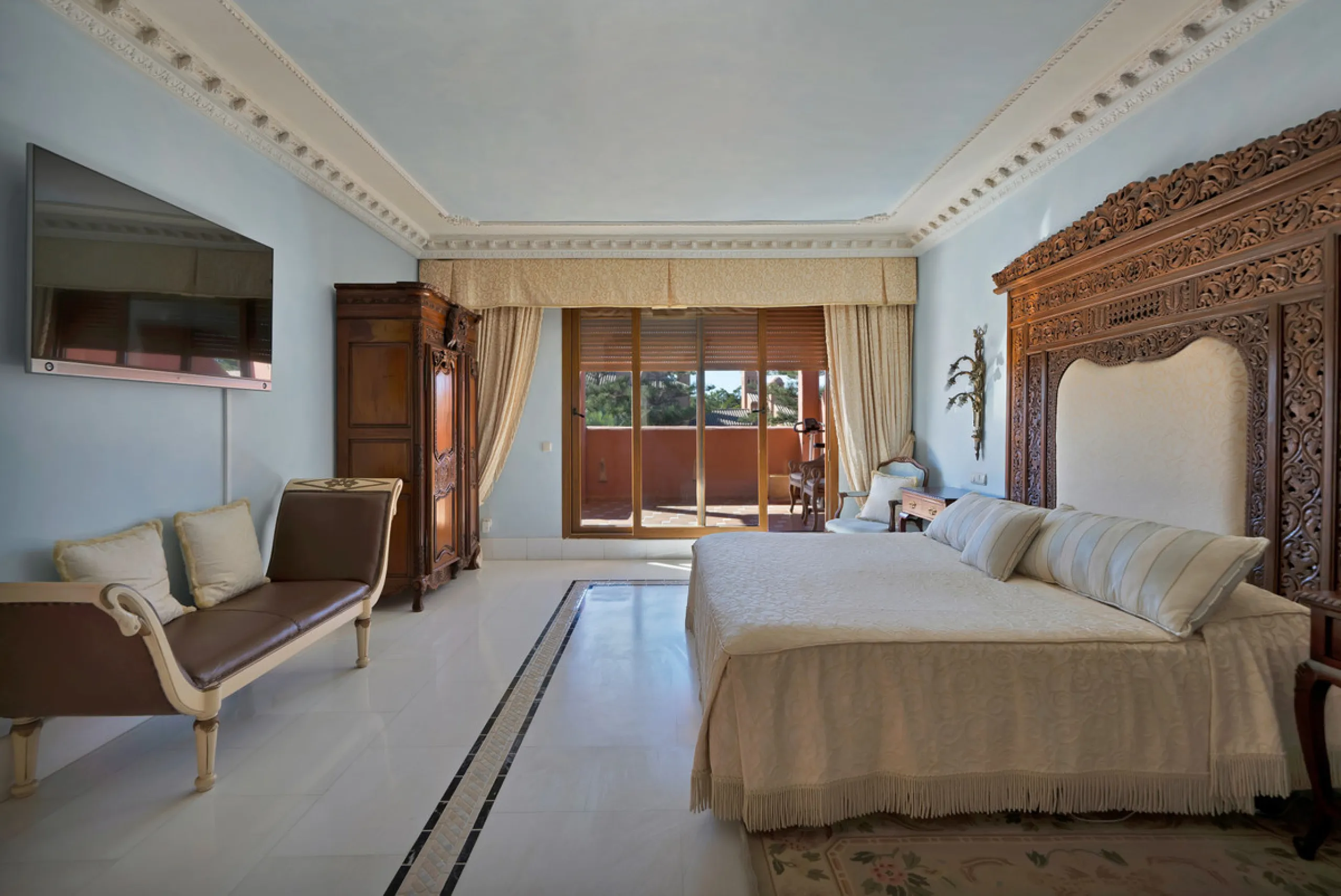 Situated beside the prestigious Guadalmina Baja, this impressive triplex penthouse is a true jewel of the Costa del Sol — perfectly blending the sophistication of Andalusian architecture, Moorish influences, and a touch of contemporary romanticism.