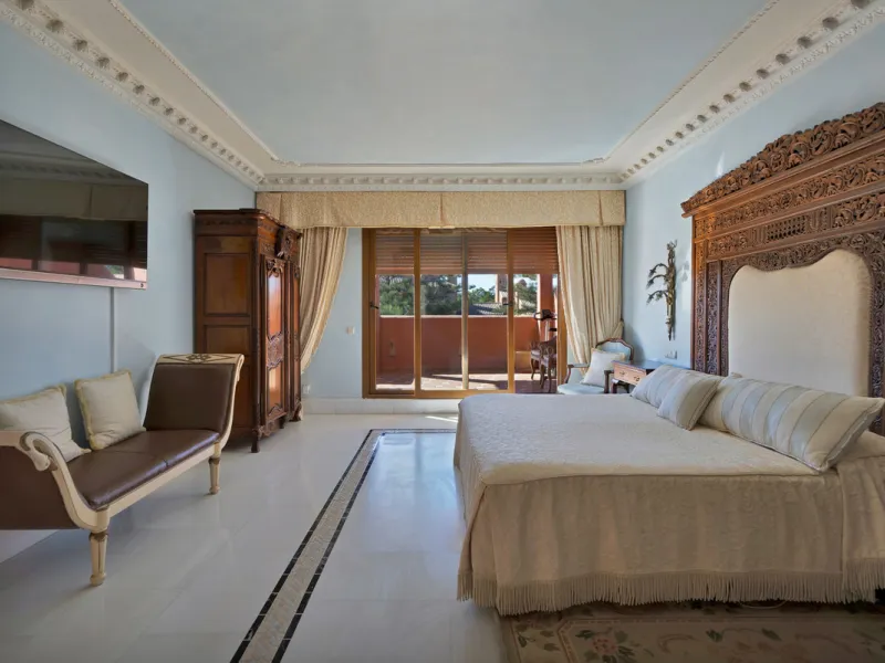Situated beside the prestigious Guadalmina Baja, this impressive triplex penthouse is a true jewel of the Costa del Sol — perfectly blending the sophistication of Andalusian architecture, Moorish influences, and a touch of contemporary romanticism.
