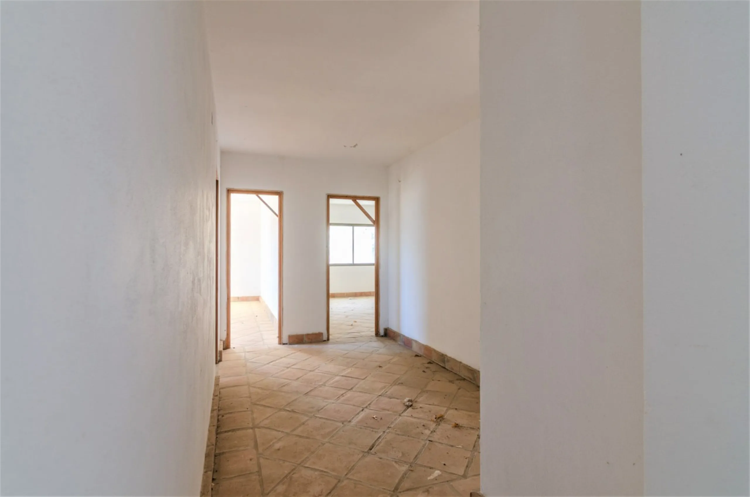 Great investment opportunity. The property is located in one of the most beautiful countryside areas of Andalusia, right next to the Viñuela's lake and close to the Natural Park Sierra Tejada-Almijara in the Axarquia, surrounded by the white villages. The