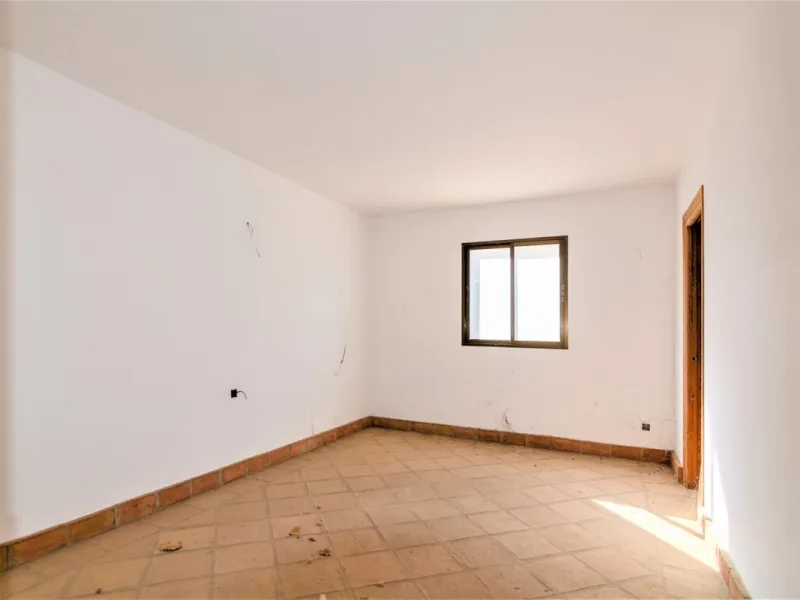 Great investment opportunity. The property is located in one of the most beautiful countryside areas of Andalusia, right next to the Viñuela's lake and close to the Natural Park Sierra Tejada-Almijara in the Axarquia, surrounded by the white villages. The
