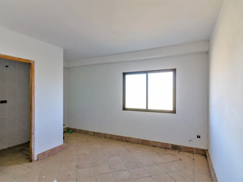 Great investment opportunity. The property is located in one of the most beautiful countryside areas of Andalusia, right next to the Viñuela's lake and close to the Natural Park Sierra Tejada-Almijara in the Axarquia, surrounded by the white villages. The