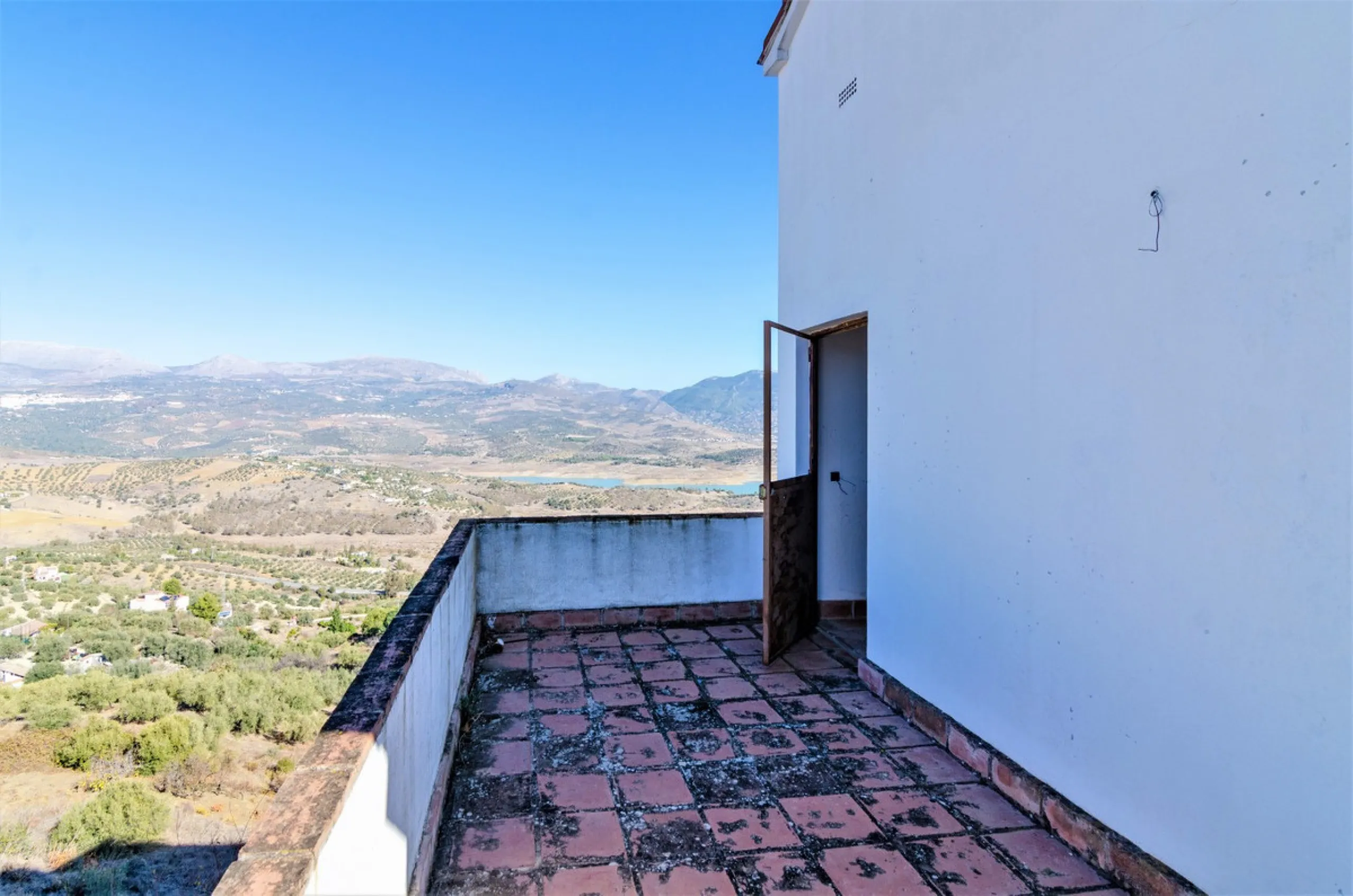 Great investment opportunity. The property is located in one of the most beautiful countryside areas of Andalusia, right next to the Viñuela's lake and close to the Natural Park Sierra Tejada-Almijara in the Axarquia, surrounded by the white villages. The