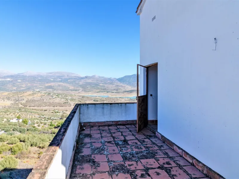 Great investment opportunity. The property is located in one of the most beautiful countryside areas of Andalusia, right next to the Viñuela's lake and close to the Natural Park Sierra Tejada-Almijara in the Axarquia, surrounded by the white villages. The