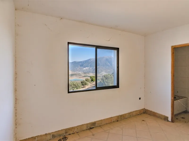 Great investment opportunity. The property is located in one of the most beautiful countryside areas of Andalusia, right next to the Viñuela's lake and close to the Natural Park Sierra Tejada-Almijara in the Axarquia, surrounded by the white villages. The