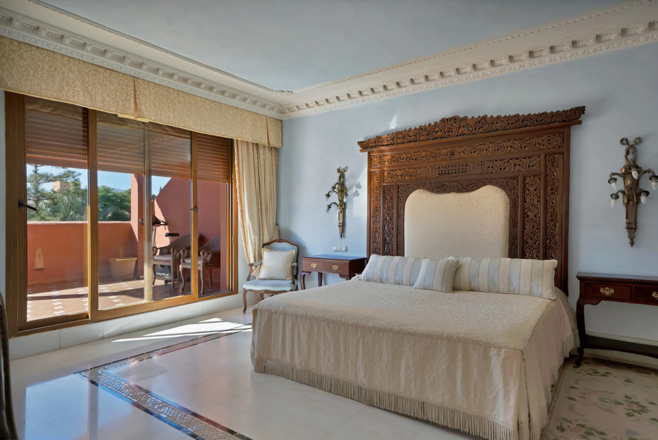Situated beside the prestigious Guadalmina Baja, this impressive triplex penthouse is a true jewel of the Costa del Sol — perfectly blending the sophistication of Andalusian architecture, Moorish influences, and a touch of contemporary romanticism.