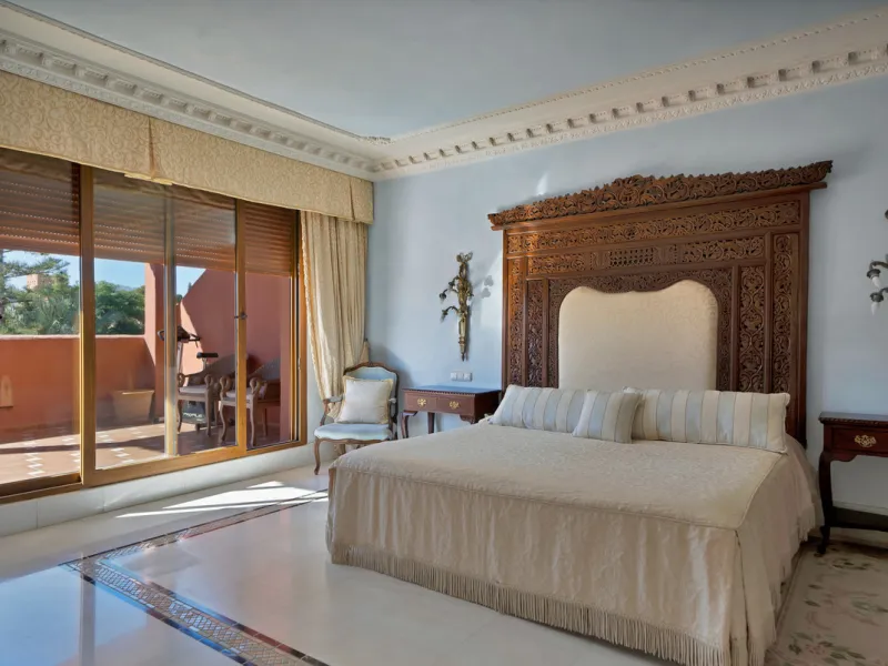 Situated beside the prestigious Guadalmina Baja, this impressive triplex penthouse is a true jewel of the Costa del Sol — perfectly blending the sophistication of Andalusian architecture, Moorish influences, and a touch of contemporary romanticism.