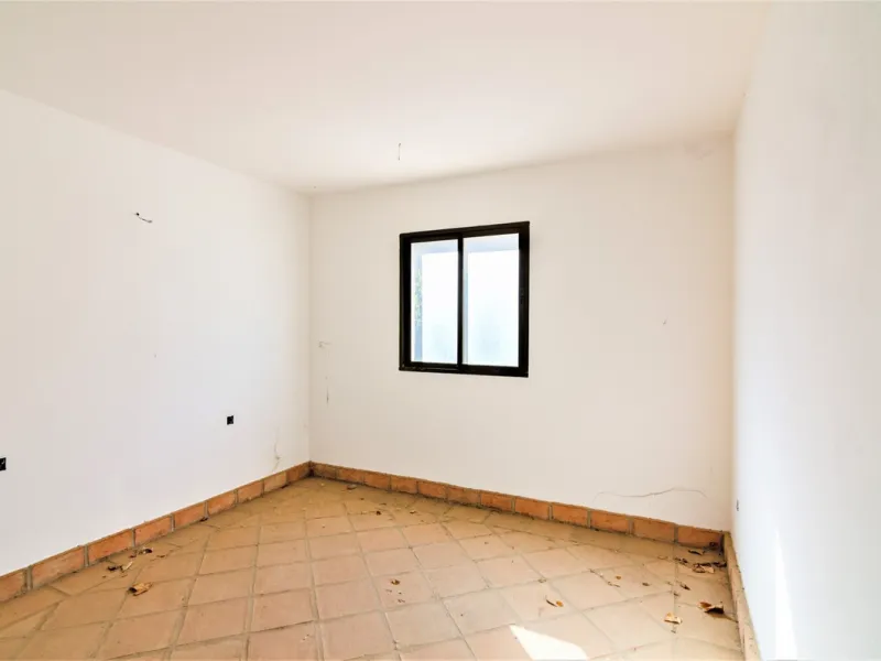 Great investment opportunity. The property is located in one of the most beautiful countryside areas of Andalusia, right next to the Viñuela's lake and close to the Natural Park Sierra Tejada-Almijara in the Axarquia, surrounded by the white villages. The