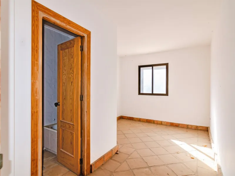 Great investment opportunity. The property is located in one of the most beautiful countryside areas of Andalusia, right next to the Viñuela's lake and close to the Natural Park Sierra Tejada-Almijara in the Axarquia, surrounded by the white villages. The