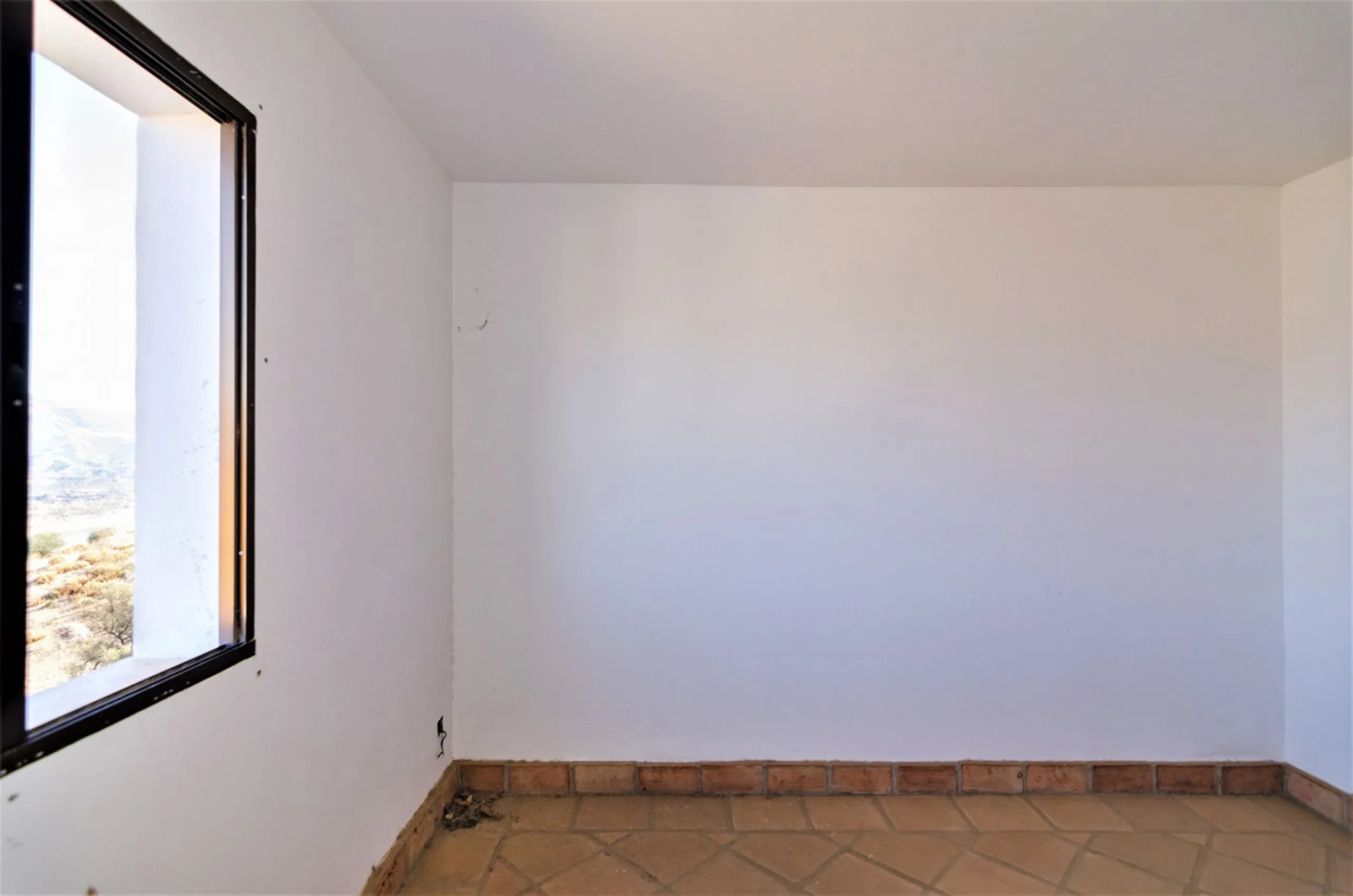 Great investment opportunity. The property is located in one of the most beautiful countryside areas of Andalusia, right next to the Viñuela's lake and close to the Natural Park Sierra Tejada-Almijara in the Axarquia, surrounded by the white villages. The