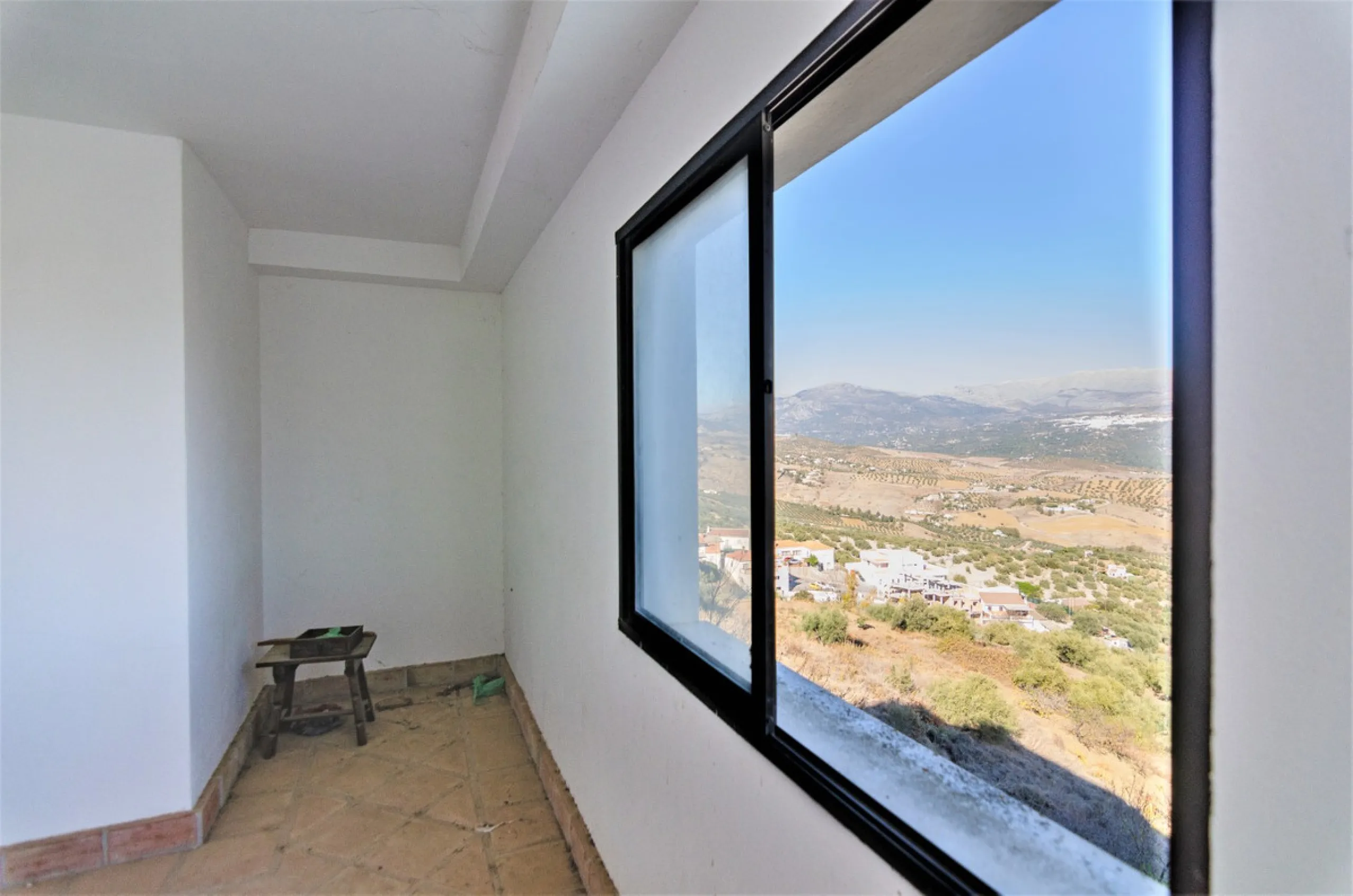 Great investment opportunity. The property is located in one of the most beautiful countryside areas of Andalusia, right next to the Viñuela's lake and close to the Natural Park Sierra Tejada-Almijara in the Axarquia, surrounded by the white villages. The