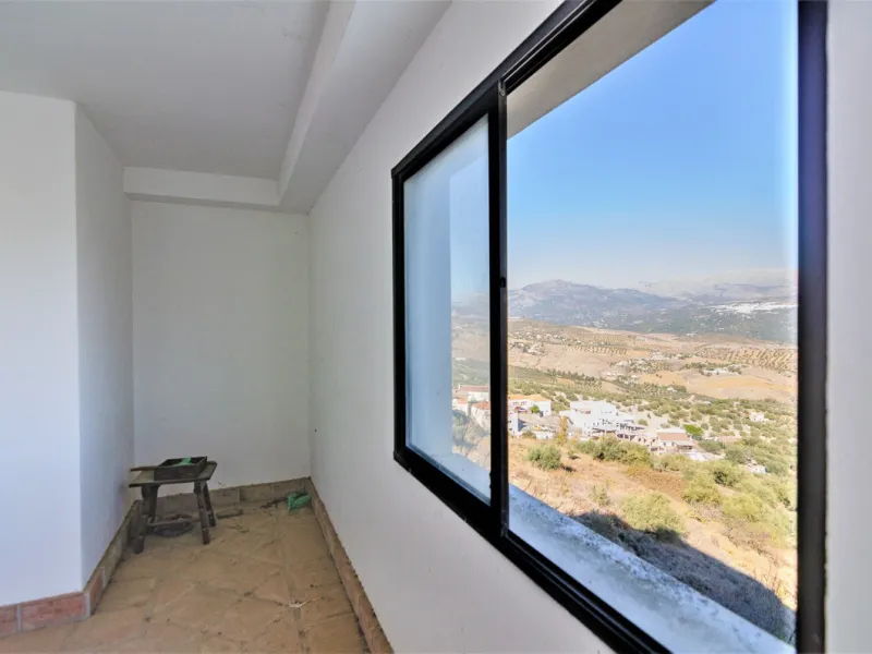 Great investment opportunity. The property is located in one of the most beautiful countryside areas of Andalusia, right next to the Viñuela's lake and close to the Natural Park Sierra Tejada-Almijara in the Axarquia, surrounded by the white villages. The