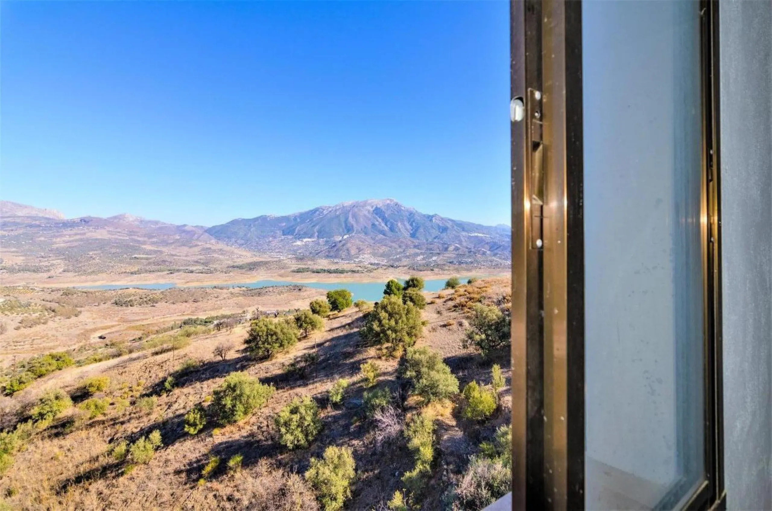 Great investment opportunity. The property is located in one of the most beautiful countryside areas of Andalusia, right next to the Viñuela's lake and close to the Natural Park Sierra Tejada-Almijara in the Axarquia, surrounded by the white villages. The